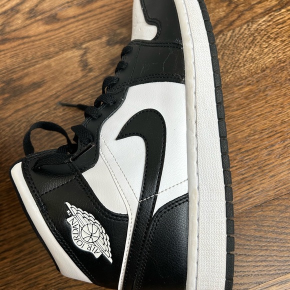 Women’s Jordan Air 1  Mid shoes. - Picture 3 of 5